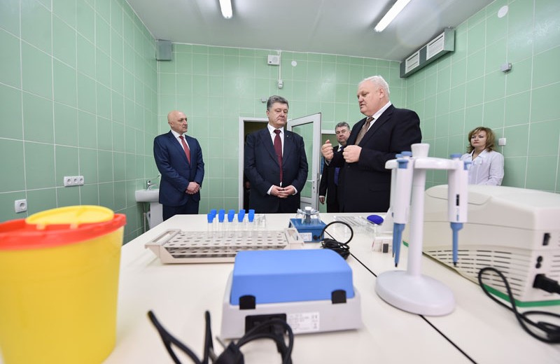 Петро Порошенко під час візиту до Полтавського протитуберкульозного диспансеру