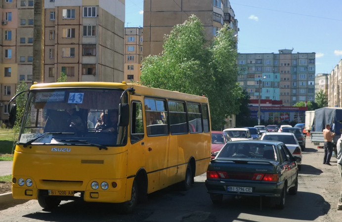 Транспорт рухається по бульвару Богдана Хмельницького 