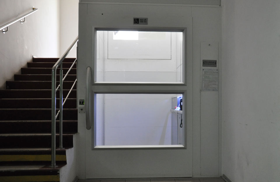 Шлях з центрального корпусу до неврологічного та терапевтичного відділень розпочинається з сучасного ліфта