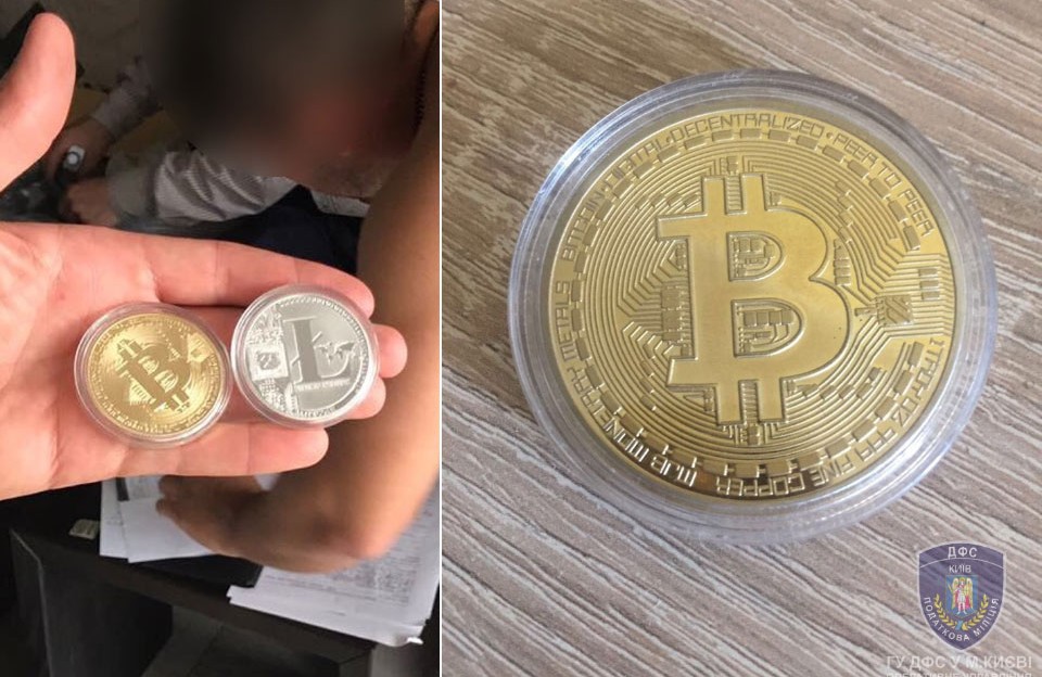 Сувенірні монети bitcoin та litecoin, які були знайдені під час обшуків