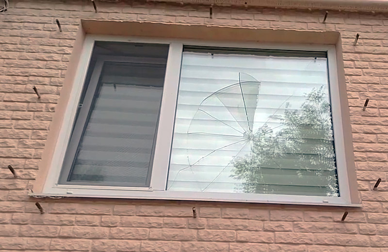 Розбите вікно у квартирі Максима Філоненка | Кадр з відео Андрія Миця