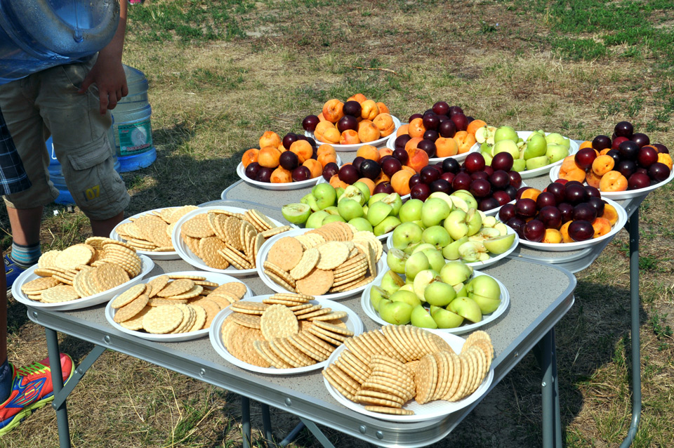 Крім води організатори накрили стіл з яблук, абрикос, слив і печива. 