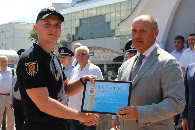 Олександр Мамай вручає сертифікат патрульній поліції