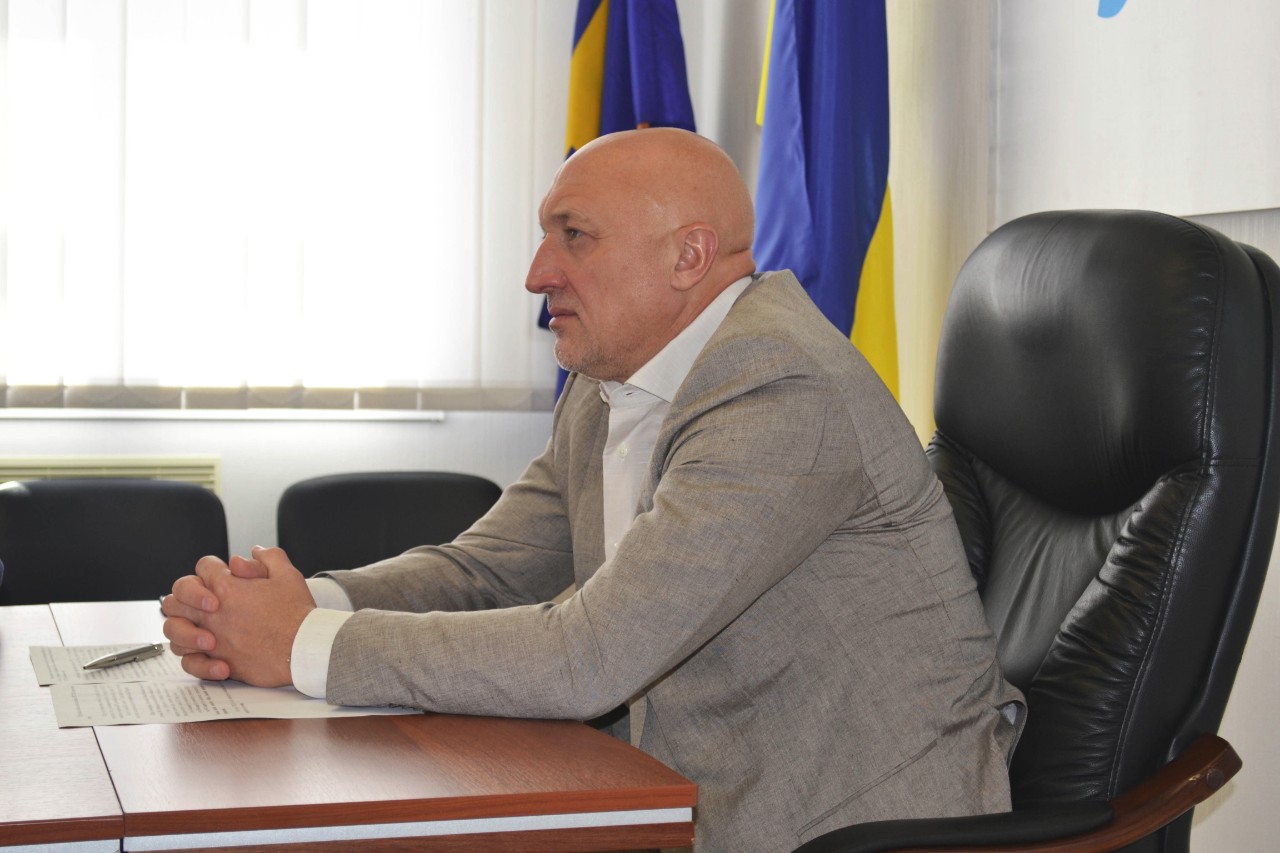 Валерій Головко слухає доповідь Прем'єр-міністра