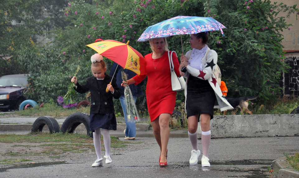 Але дощ не пройшов. Батькам та школярам довелося поспішати до школи, поки не змокли. 
