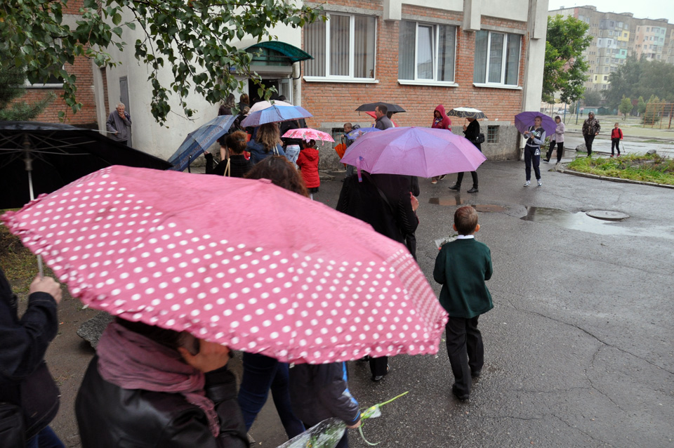 Через дощ офіційну презентацію навчального року перенесли з вулиці до шкільного спортзалу.  