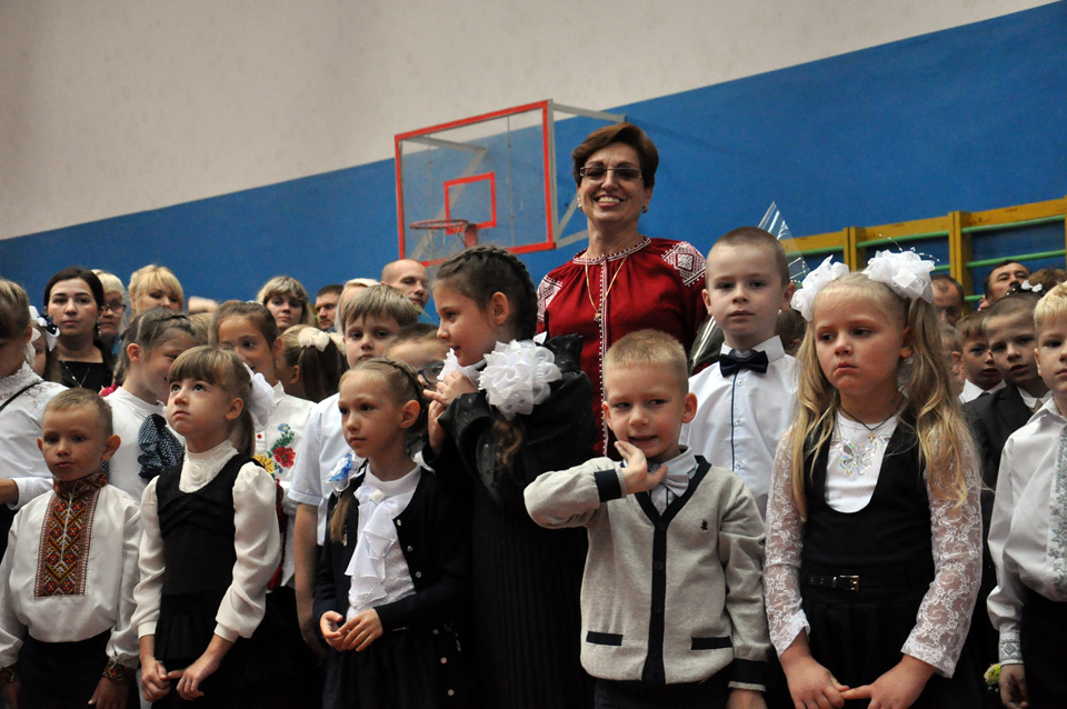 Класний керівник Олена Шихалкіна зі своїм класом першачків. Саме ці дітки беруть участь у програмі «Нова українська школа». 