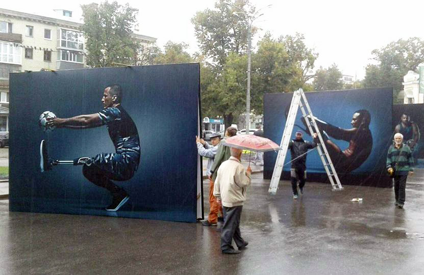 Монтаж фотовиставки проекту «Переможці» біля театру ім. Гоголя