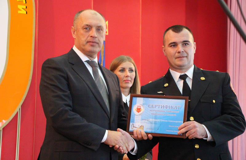 Міський голова Олександр Мамай вручає сертифікат на отримання службової квартири