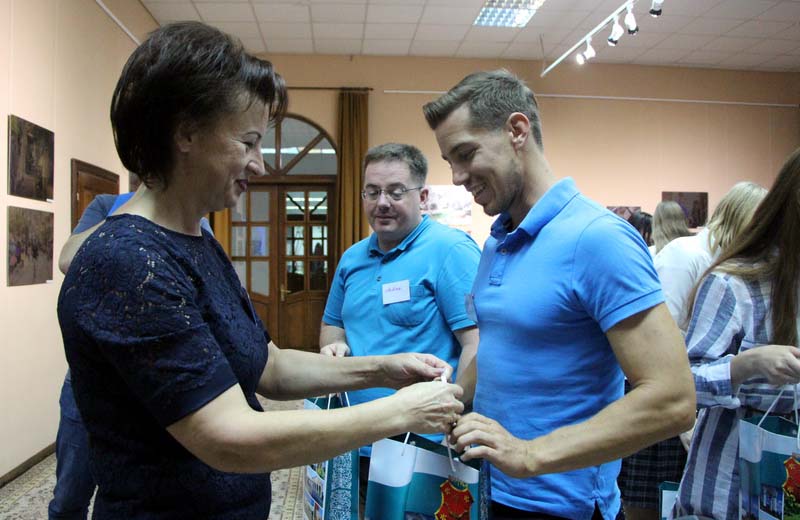 Заступник міського голови Світлана Тарашевська вручає подарунки викладачам з Німеччини