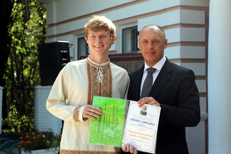 Керівник молодіжного аматорського театру «Антракт», Владислав Борисенко отримує нагороду від міського голови