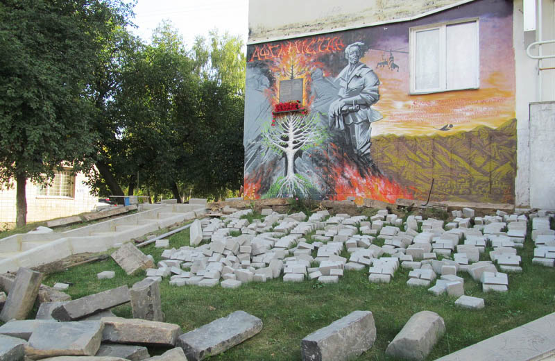 Благоустрій території біля будинку та пам'ятної дошки Сергія Коротуна