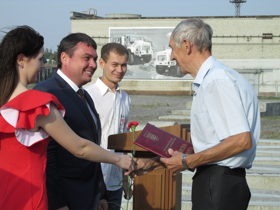 Перший заступник голови Полтавської ОДА Андрій Пісоцький нагороджує грамотами працівників «АвтоКрАЗ»