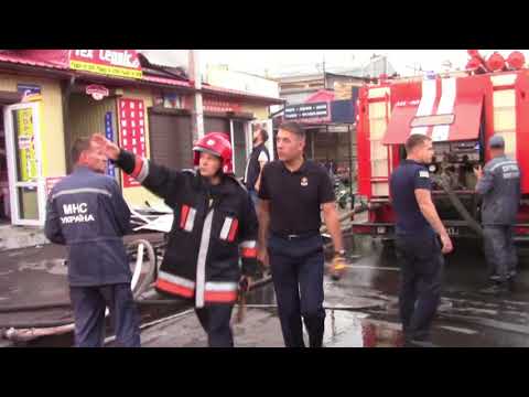 Полтава: рятувальники ліквідовують пожежу торгових павільйонів на території центрального ринку