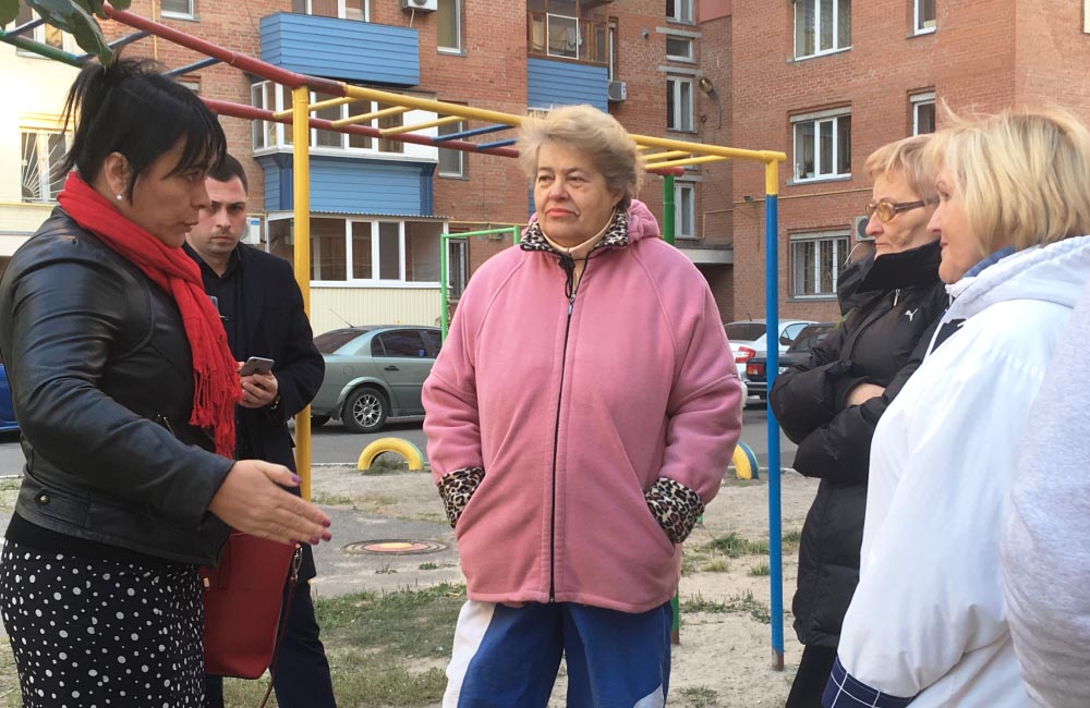 Оксана Деркач спілкується із мешканцями мікрорайону Левада