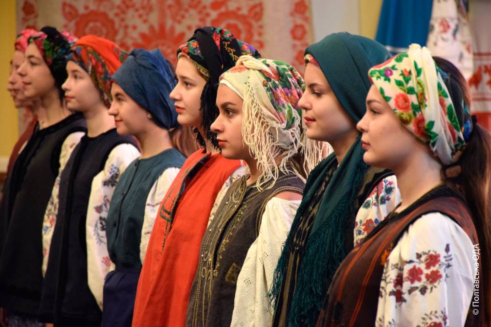 Дівчата з модельного агентства «Століття краси» у старовинному українському вбранні