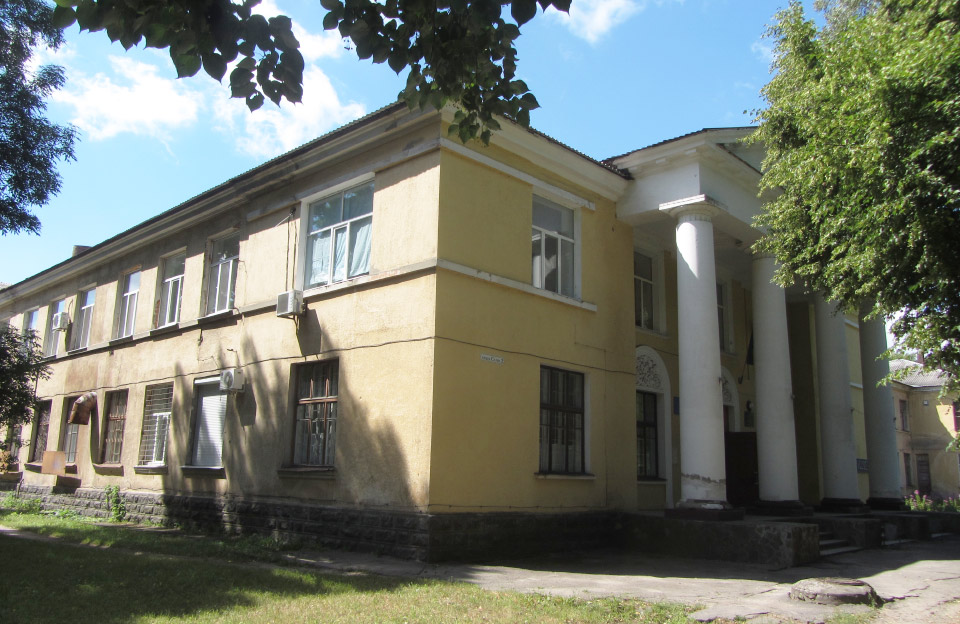 Комунальний заклад «3-я міська клінічна лікарня» на площі Слави, 2