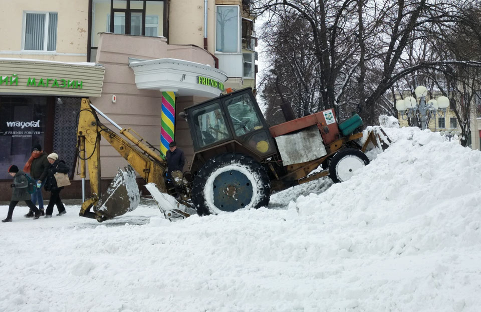 Техніка КП «Декоративні культури» приборкує кучугури снігу на вул. Соборності