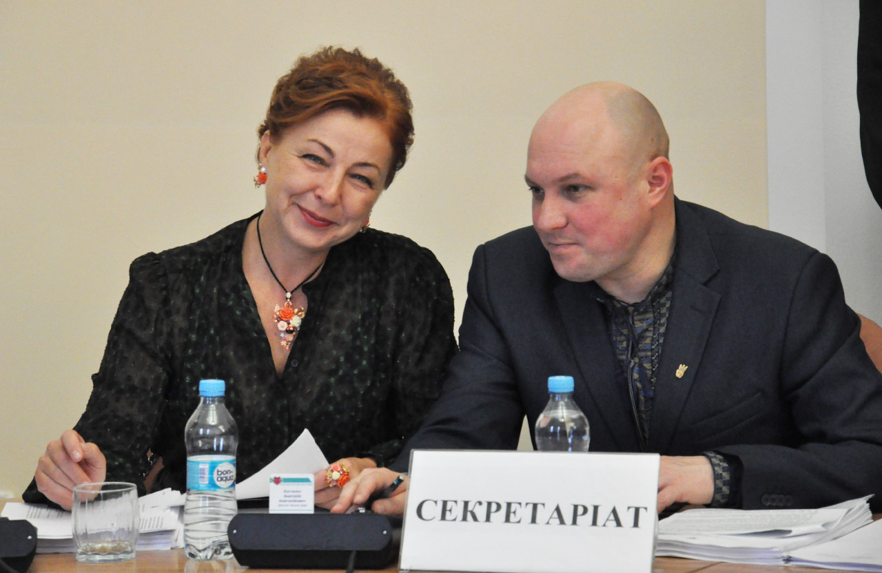 Депутати Ліліана Бєлашова та Анатолій Костенко на сесії міськради