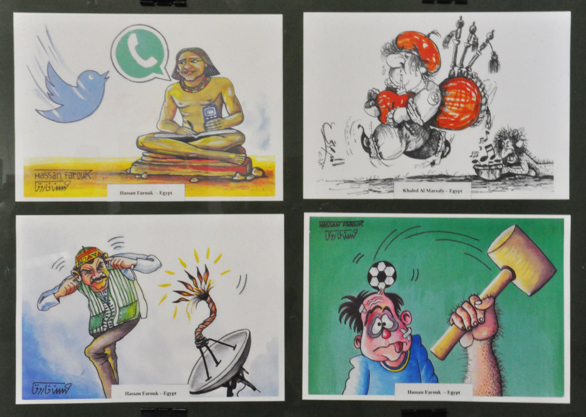 Чотири роботи єгипетських карикатуристів. Ці, мабуть, є одними з найбільш близьких, бо теми більш загальні: соцмережі, суспільна нерівність, футбол тощо.