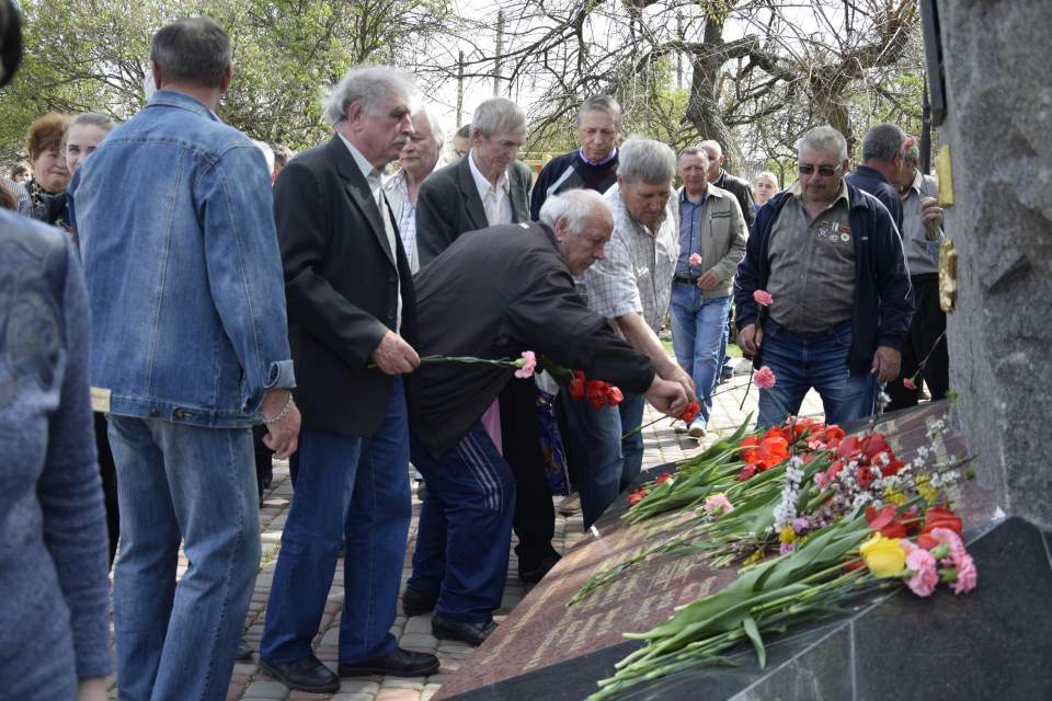 Присутні на концерті, вшанували пам'ять учасників ліквідації наслідків вибуху на ЧАЕС, урочистим покладанням квітів