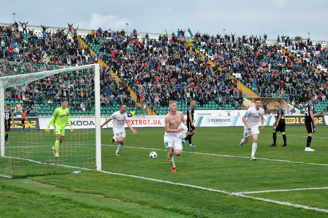 Владислав Кулач забиває перший гол і біжить до вболівальників.