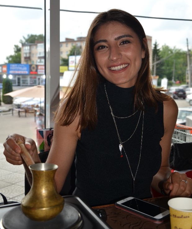 Представниця Туреччини Фунда пригощає гостей свята кавою