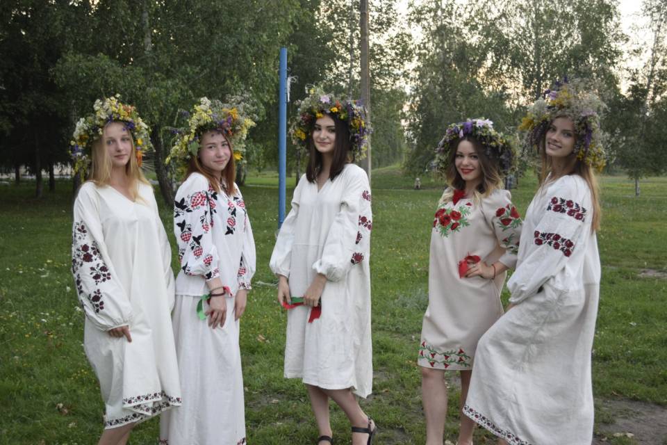 У Калашниках дівчата в українських
