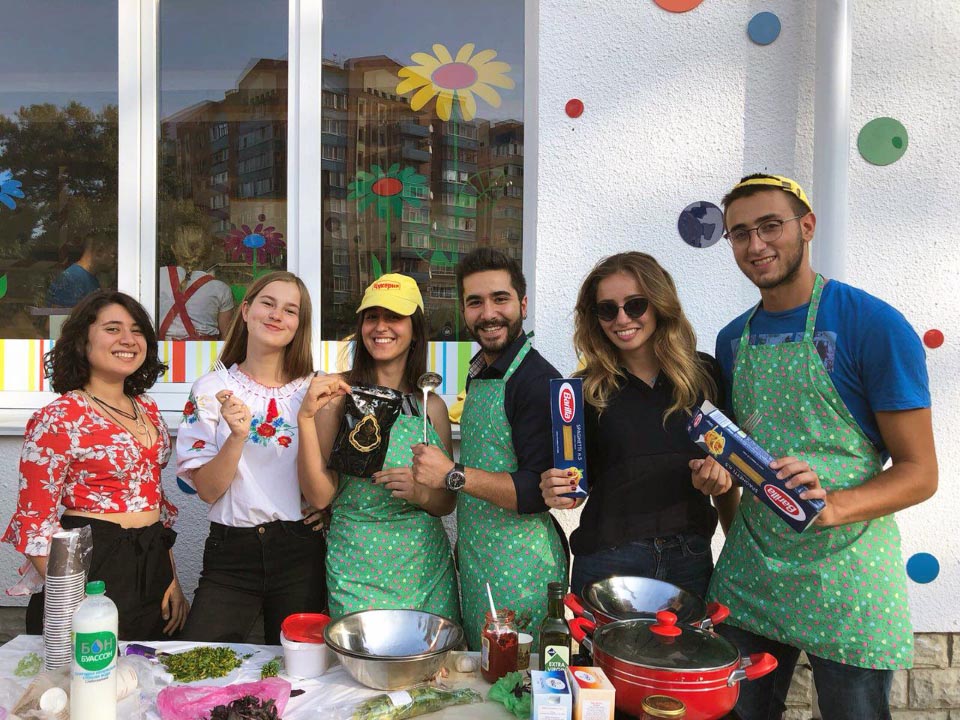 Іноземні волонтери на святкуванні готують національні страви
