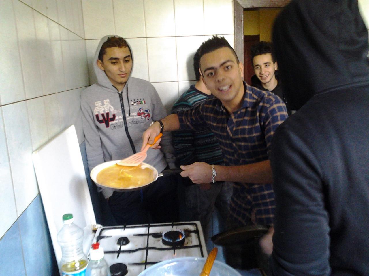 Студенти-іноземці на кухні гуртожитку ПДАА | Фото: pdaa.edu.ua