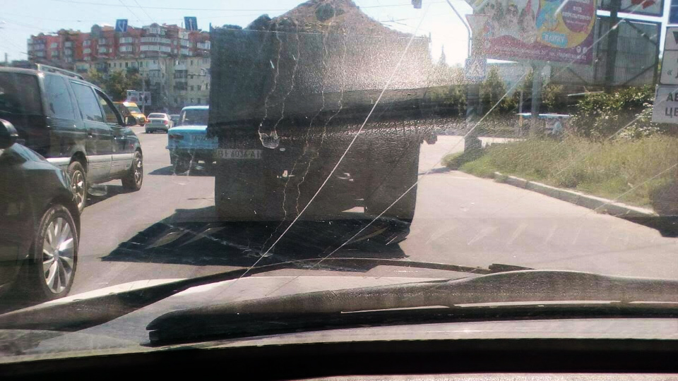 Вантажівка на вул. Зіньківській