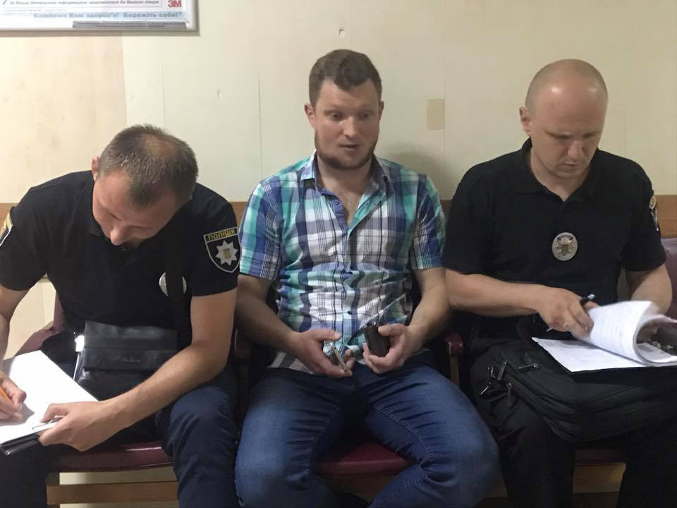 Ярослав Журавель пише заяву в поліцію