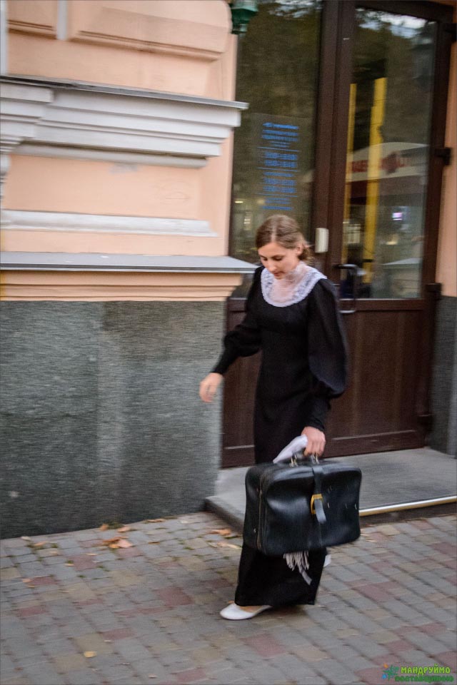 Софія Володимирівна виходить із казначейства з валізою, за нею слідують у бік вул. Стрітенської грабіжники