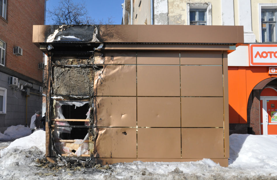 Киоск Дрозд после четвертой хулиганской атаки (март 2018 года)