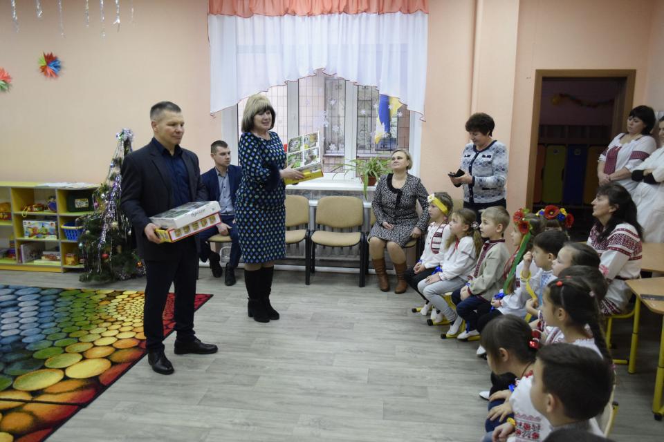 Олексій Губічев та Наталія Веретільник приїхали до малечі з подарунками