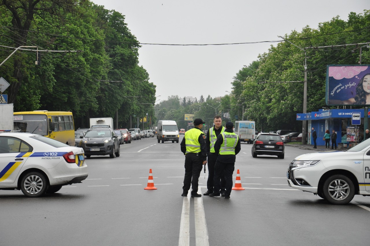 Поліція перекрила дорогу транспорту на вулиці Європейській і охороняє хід колони.