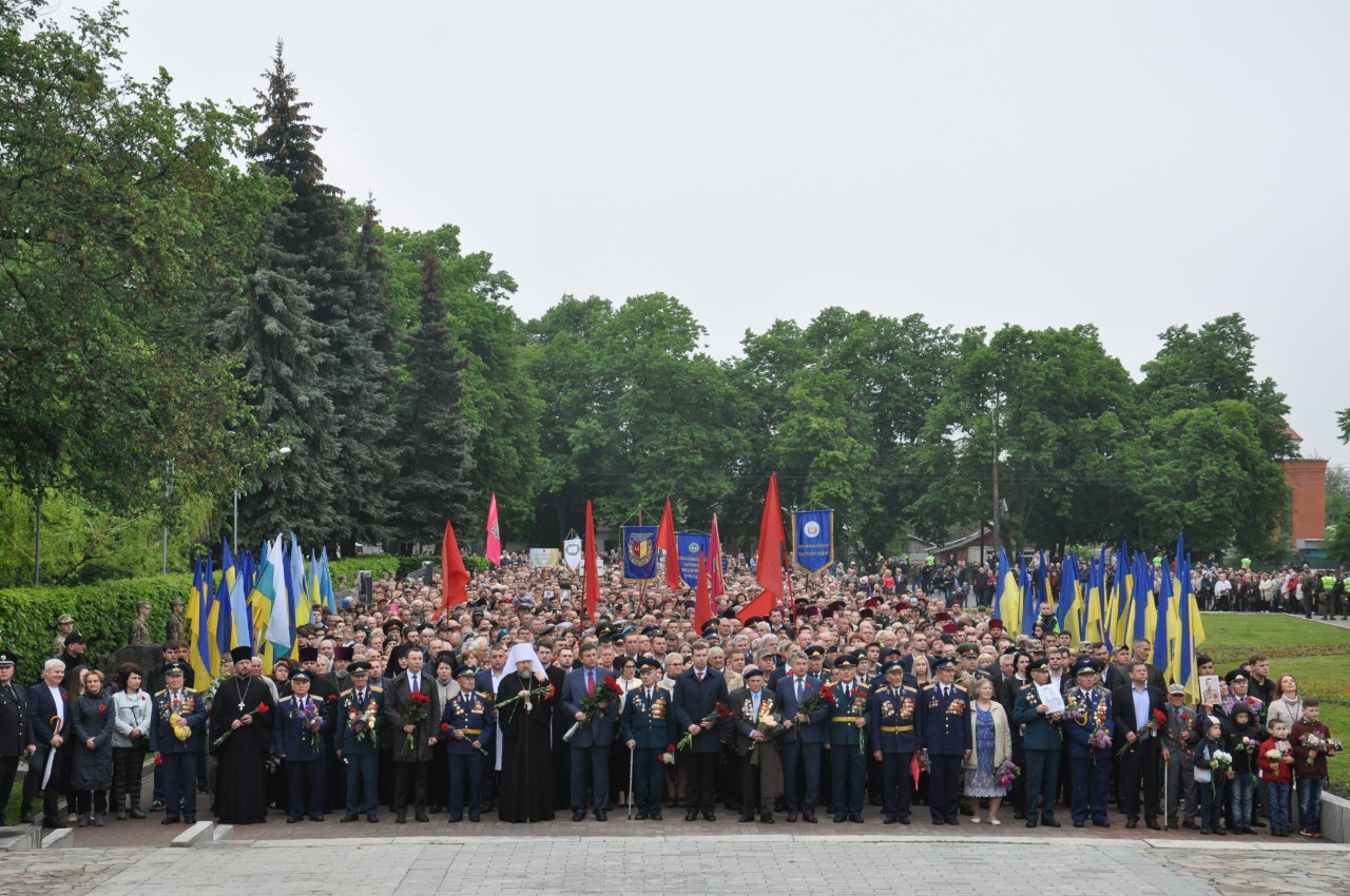 Колона перед Меморіалом Солдатської Слави.