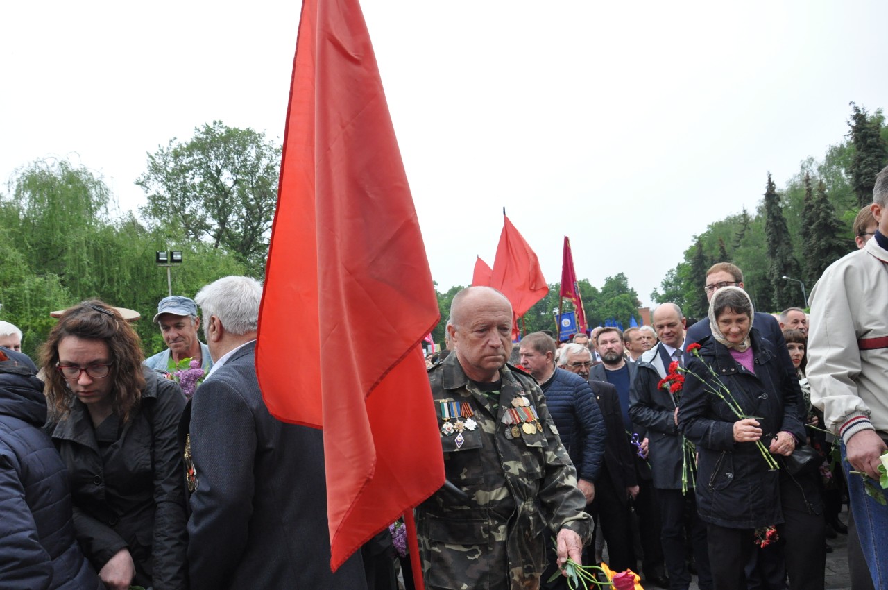 Червоні прапори були без радянської символіки.
