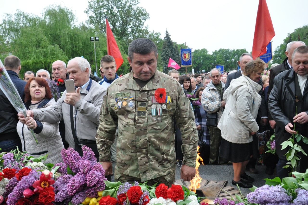 Прийшли покласти квіти до меморіалу полеглих у Другій світовій війні й сьогоднішні воїни — ветерани АТО.