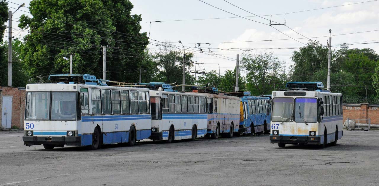 Списані тролейбуси та ті, які близькі до списання. Тролейбус ЮМЗ з бортовим номером 50 1994 року випуску. У 2008 році його модернізували з гармошки Т1 у Т1Р.. Тролейбус ЮМЗ Т2 № 67 відпрацював вже 22 роки.