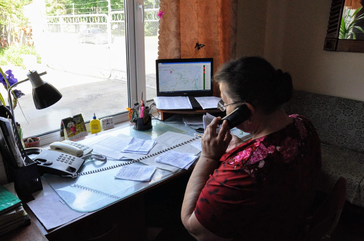 Диспетчерська комунального підприємства. Ця жінка працює тут уже 40 років. Вона приймає дзвінки від мешканців міста і слідкує за рухом тролейбусів.