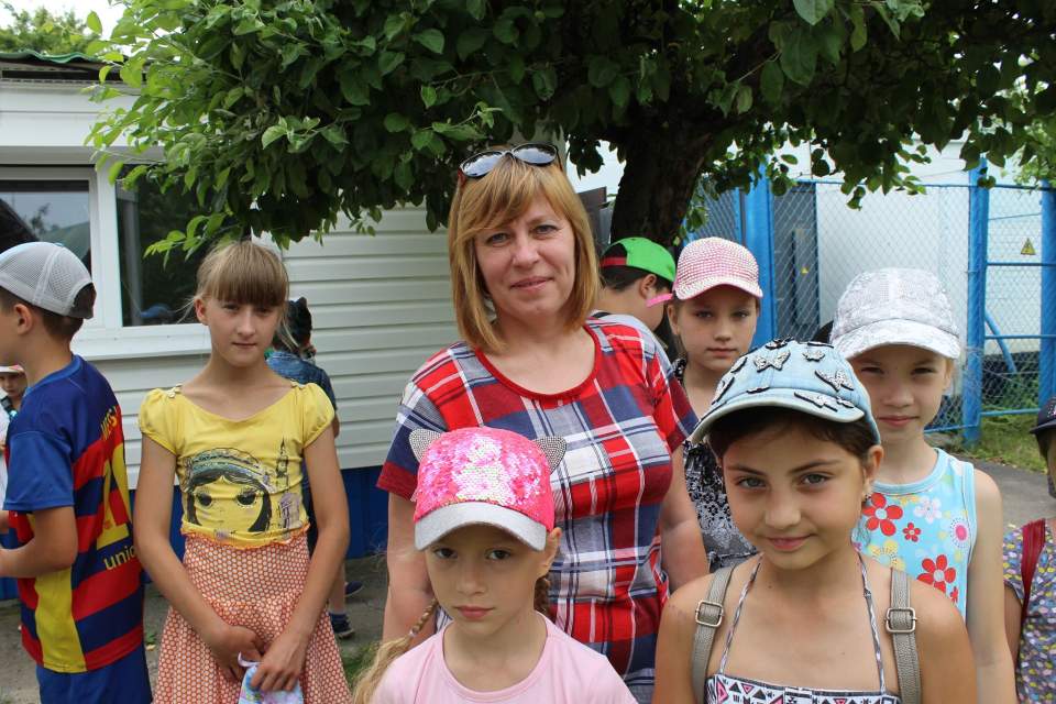 Вихователька пришкільного табору ЗОШ № 15 Наталії Кушніренко разом зі своїми вихованцями