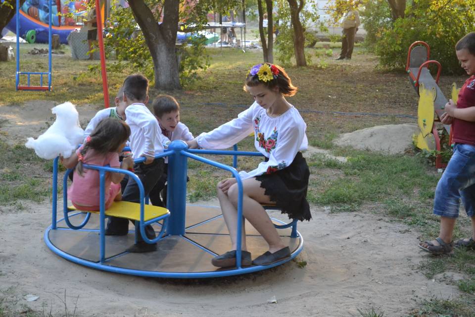 Діти граються на святкуванні Дня села Кованчик