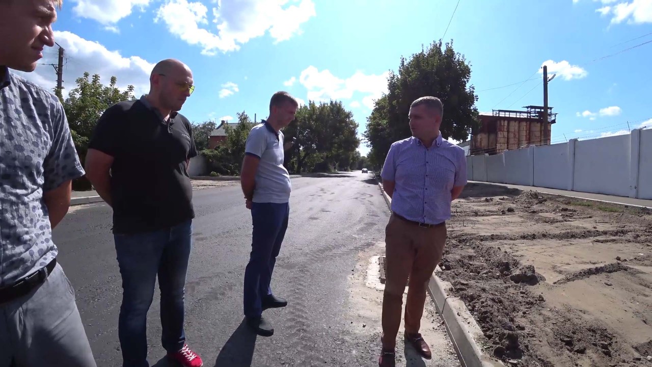 Сергій Сінельнік та Олексій Чепурко спілкуються з представниками ТОВ «Асфер груп»