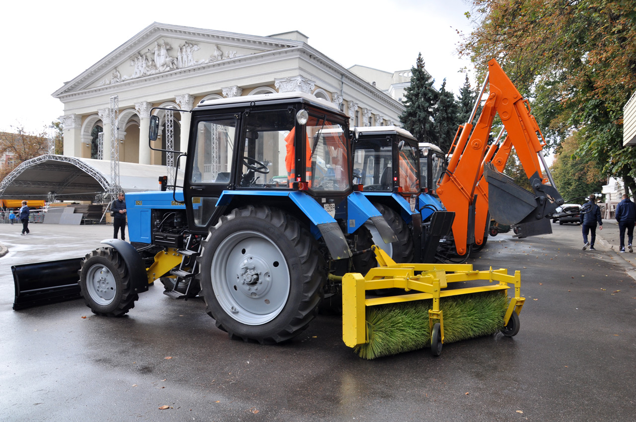Трактор «Белорус» 82.1 з навісним обладнанням. Місто купило у 2018 році три таких по 673 тисячі гривень.