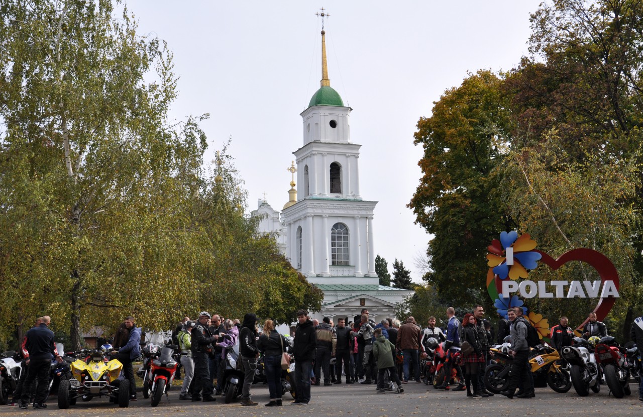 На Соборному майдані, біля Свято-Успенського собору зібралося декілька сотень байкерів.