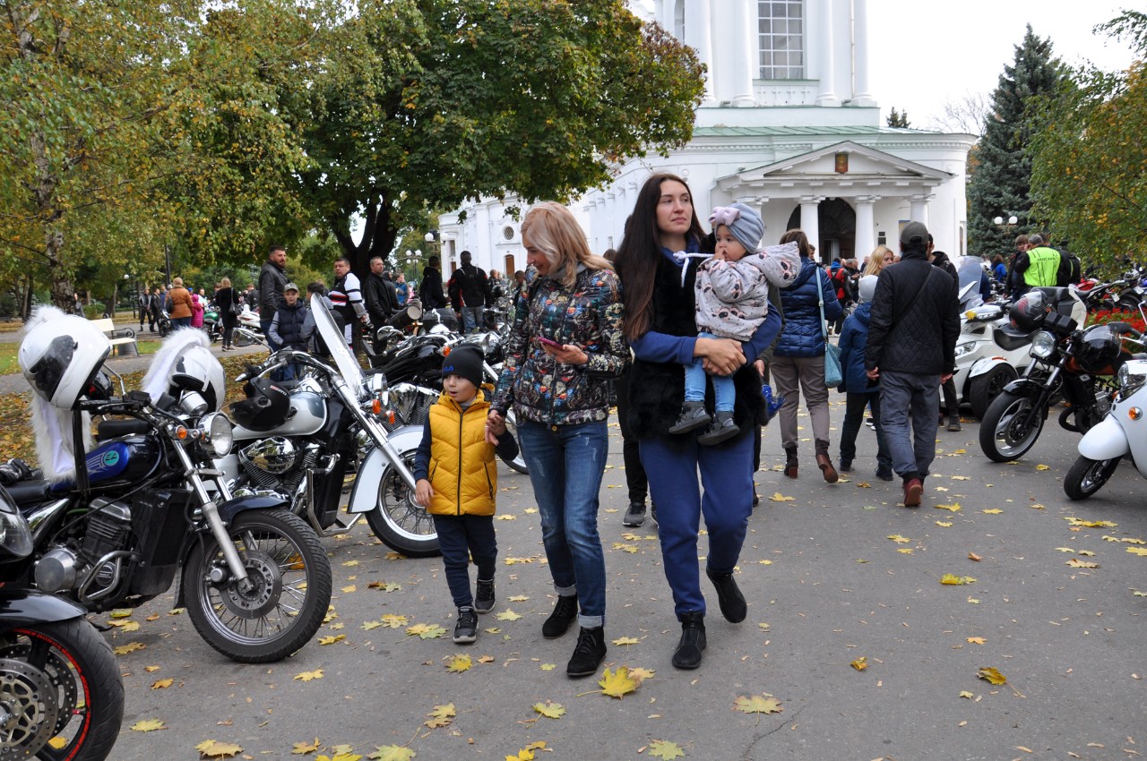 На колони мотоциклів прийшли подивитися мешканці міста. Особливо було цікаво дітям.
