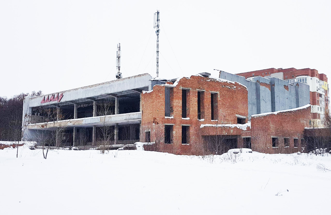 Занедбана будівля кінотеатру «Алмаз»