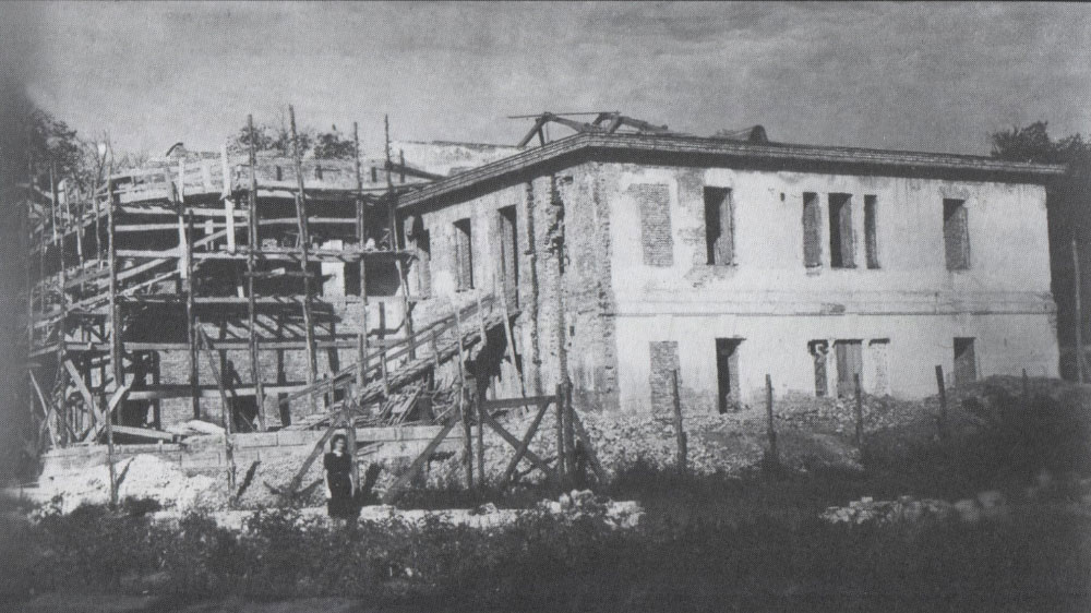 Відновлення будівлі у вересні 1945 року.
