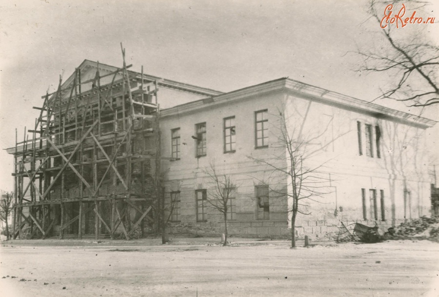 Для відновлення будівлі використовувалася праця полонених німців. На фото — квітень 1946 року.